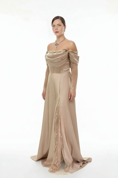 فستان سهرة بمقاسات كبيرة من الساتان المنك مع مشدّ